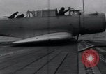 Standbild SB2U Crash auf die USS Wasp Pacific Theater, 1942, aus Sekunde 12 historischem Filmmaterial Videoclip 65675027777
