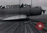 Standbild SB2U Crash auf die USS Wasp Pacific Theater, 1942, aus Sekunde 13 historischem Filmmaterial Videoclip 65675027777