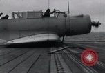 Standbild SB2U Crash auf die USS Wasp Pacific Theater, 1942, aus Sekunde 14 historischem Filmmaterial Videoclip 65675027777