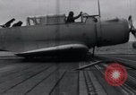 Standbild SB2U Crash auf die USS Wasp Pacific Theater, 1942, aus Sekunde 15 historischem Filmmaterial Videoclip 65675027777