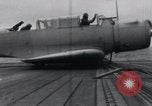 Standbild SB2U Crash auf die USS Wasp Pacific Theater, 1942, aus Sekunde 16 historischem Filmmaterial Videoclip 65675027777