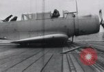 Standbild SB2U Crash auf die USS Wasp Pacific Theater, 1942, aus Sekunde 17 historischem Filmmaterial Videoclip 65675027777