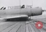 Standbild SB2U Crash auf die USS Wasp Pacific Theater, 1942, aus Sekunde 18 historischem Filmmaterial Videoclip 65675027777