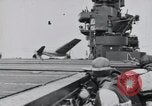 Standbild F4F-3 Streiks carrier Insel und Abstürze Atlantik, 1941, aus Sekunde 16 historischem Filmmaterial Videoclip 65675027792