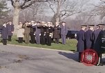 Standbild Astronauten Virgil Grissom ich Beerdigung Arlington Cemetery Virginia USA, 1967, aus Sekunde 4 historischem Filmmaterial Videoclip 65675027810