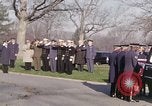 Standbild Astronauten Virgil Grissom ich Beerdigung Arlington Cemetery Virginia USA, 1967, aus Sekunde 6 historischem Filmmaterial Videoclip 65675027810