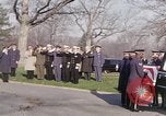 Standbild Astronauten Virgil Grissom ich Beerdigung Arlington Cemetery Virginia USA, 1967, aus Sekunde 7 historischem Filmmaterial Videoclip 65675027810