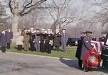 Standbild Astronauten Virgil Grissom ich Beerdigung Arlington Cemetery Virginia USA, 1967, aus Sekunde 8 historischem Filmmaterial Videoclip 65675027810