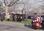 Standbild Astronauten Virgil Grissom ich Beerdigung Arlington Cemetery Virginia USA, 1967, aus Sekunde 10 historischem Filmmaterial Videoclip 65675027810