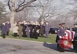 Standbild Astronauten Virgil Grissom ich Beerdigung Arlington Cemetery Virginia USA, 1967, aus Sekunde 11 historischem Filmmaterial Videoclip 65675027810