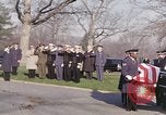 Standbild Astronauten Virgil Grissom ich Beerdigung Arlington Cemetery Virginia USA, 1967, aus Sekunde 12 historischem Filmmaterial Videoclip 65675027810