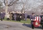 Standbild Astronauten Virgil Grissom ich Beerdigung Arlington Cemetery Virginia USA, 1967, aus Sekunde 13 historischem Filmmaterial Videoclip 65675027810