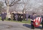 Standbild Astronauten Virgil Grissom ich Beerdigung Arlington Cemetery Virginia USA, 1967, aus Sekunde 14 historischem Filmmaterial Videoclip 65675027810