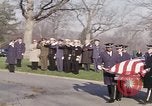 Standbild Astronauten Virgil Grissom ich Beerdigung Arlington Cemetery Virginia USA, 1967, aus Sekunde 15 historischem Filmmaterial Videoclip 65675027810
