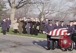Standbild Astronauten Virgil Grissom ich Beerdigung Arlington Cemetery Virginia USA, 1967, aus Sekunde 16 historischem Filmmaterial Videoclip 65675027810