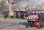 Standbild Astronauten Virgil Grissom ich Beerdigung Arlington Cemetery Virginia USA, 1967, aus Sekunde 17 historischem Filmmaterial Videoclip 65675027810