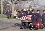 Standbild Astronauten Virgil Grissom ich Beerdigung Arlington Cemetery Virginia USA, 1967, aus Sekunde 19 historischem Filmmaterial Videoclip 65675027810