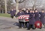 Standbild Astronauten Virgil Grissom ich Beerdigung Arlington Cemetery Virginia USA, 1967, aus Sekunde 20 historischem Filmmaterial Videoclip 65675027810