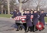 Standbild Astronauten Virgil Grissom ich Beerdigung Arlington Cemetery Virginia USA, 1967, aus Sekunde 21 historischem Filmmaterial Videoclip 65675027810