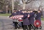 Standbild Astronauten Virgil Grissom ich Beerdigung Arlington Cemetery Virginia USA, 1967, aus Sekunde 22 historischem Filmmaterial Videoclip 65675027810