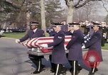 Standbild Astronauten Virgil Grissom ich Beerdigung Arlington Cemetery Virginia USA, 1967, aus Sekunde 23 historischem Filmmaterial Videoclip 65675027810