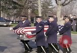 Standbild Astronauten Virgil Grissom ich Beerdigung Arlington Cemetery Virginia USA, 1967, aus Sekunde 24 historischem Filmmaterial Videoclip 65675027810