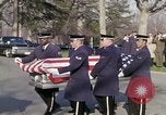 Standbild Astronauten Virgil Grissom ich Beerdigung Arlington Cemetery Virginia USA, 1967, aus Sekunde 25 historischem Filmmaterial Videoclip 65675027810