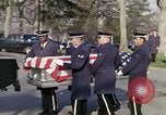 Standbild Astronauten Virgil Grissom ich Beerdigung Arlington Cemetery Virginia USA, 1967, aus Sekunde 26 historischem Filmmaterial Videoclip 65675027810
