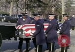 Standbild Astronauten Virgil Grissom ich Beerdigung Arlington Cemetery Virginia USA, 1967, aus Sekunde 27 historischem Filmmaterial Videoclip 65675027810