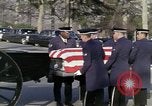 Standbild Astronauten Virgil Grissom ich Beerdigung Arlington Cemetery Virginia USA, 1967, aus Sekunde 28 historischem Filmmaterial Videoclip 65675027810