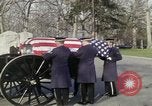 Standbild Astronauten Virgil Grissom ich Beerdigung Arlington Cemetery Virginia USA, 1967, aus Sekunde 30 historischem Filmmaterial Videoclip 65675027810