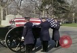 Standbild Astronauten Virgil Grissom ich Beerdigung Arlington Cemetery Virginia USA, 1967, aus Sekunde 31 historischem Filmmaterial Videoclip 65675027810