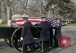 Standbild Astronauten Virgil Grissom ich Beerdigung Arlington Cemetery Virginia USA, 1967, aus Sekunde 32 historischem Filmmaterial Videoclip 65675027810