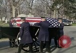 Standbild Astronauten Virgil Grissom ich Beerdigung Arlington Cemetery Virginia USA, 1967, aus Sekunde 33 historischem Filmmaterial Videoclip 65675027810