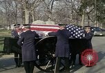 Standbild Astronauten Virgil Grissom ich Beerdigung Arlington Cemetery Virginia USA, 1967, aus Sekunde 34 historischem Filmmaterial Videoclip 65675027810