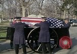 Standbild Astronauten Virgil Grissom ich Beerdigung Arlington Cemetery Virginia USA, 1967, aus Sekunde 35 historischem Filmmaterial Videoclip 65675027810