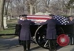 Standbild Astronauten Virgil Grissom ich Beerdigung Arlington Cemetery Virginia USA, 1967, aus Sekunde 36 historischem Filmmaterial Videoclip 65675027810