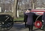 Standbild Astronauten Virgil Grissom ich Beerdigung Arlington Cemetery Virginia USA, 1967, aus Sekunde 37 historischem Filmmaterial Videoclip 65675027810