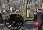 Standbild Astronauten Virgil Grissom ich Beerdigung Arlington Cemetery Virginia USA, 1967, aus Sekunde 38 historischem Filmmaterial Videoclip 65675027810