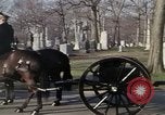 Standbild Astronauten Virgil Grissom ich Beerdigung Arlington Cemetery Virginia USA, 1967, aus Sekunde 39 historischem Filmmaterial Videoclip 65675027810