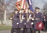 Standbild Astronauten Virgil Grissom ich Beerdigung Arlington Cemetery Virginia USA, 1967, aus Sekunde 53 historischem Filmmaterial Videoclip 65675027810
