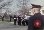 Standbild Beerdigung von Astronauten Lieutenant Commander Roger Chaffee B Arlington Virginia USA, 1967, aus Sekunde 14 historischem Filmmaterial Videoclip 65675027813