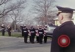 Standbild Beerdigung von Astronauten Lieutenant Commander Roger Chaffee B Arlington Virginia USA, 1967, aus Sekunde 16 historischem Filmmaterial Videoclip 65675027813