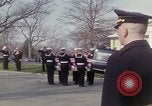 Standbild Beerdigung von Astronauten Lieutenant Commander Roger Chaffee B Arlington Virginia USA, 1967, aus Sekunde 17 historischem Filmmaterial Videoclip 65675027813