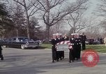 Standbild Beerdigung von Astronauten Lieutenant Commander Roger Chaffee B Arlington Virginia USA, 1967, aus Sekunde 27 historischem Filmmaterial Videoclip 65675027813
