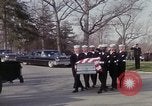 Standbild Beerdigung von Astronauten Lieutenant Commander Roger Chaffee B Arlington Virginia USA, 1967, aus Sekunde 31 historischem Filmmaterial Videoclip 65675027813