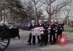 Standbild Beerdigung von Astronauten Lieutenant Commander Roger Chaffee B Arlington Virginia USA, 1967, aus Sekunde 34 historischem Filmmaterial Videoclip 65675027813