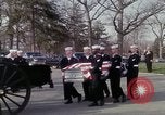 Standbild Beerdigung von Astronauten Lieutenant Commander Roger Chaffee B Arlington Virginia USA, 1967, aus Sekunde 35 historischem Filmmaterial Videoclip 65675027813