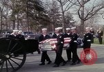 Standbild Beerdigung von Astronauten Lieutenant Commander Roger Chaffee B Arlington Virginia USA, 1967, aus Sekunde 36 historischem Filmmaterial Videoclip 65675027813