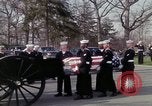 Standbild Beerdigung von Astronauten Lieutenant Commander Roger Chaffee B Arlington Virginia USA, 1967, aus Sekunde 37 historischem Filmmaterial Videoclip 65675027813